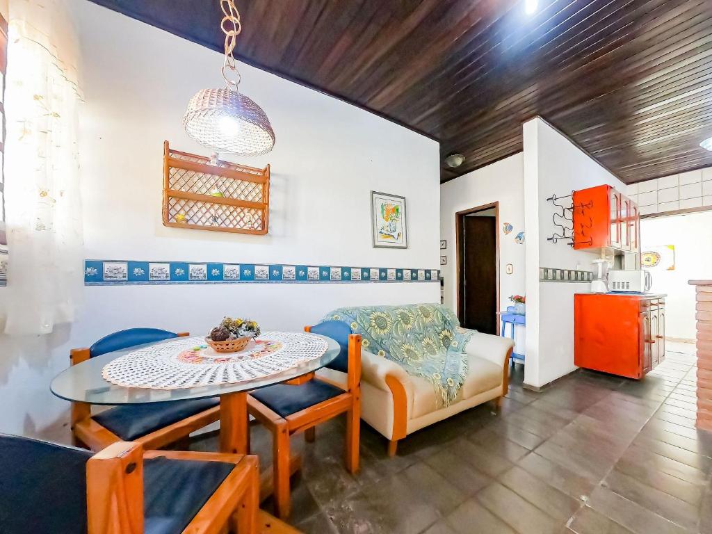  Casa em condomínio fechado no Jardim Britânia em Caraguatatuba