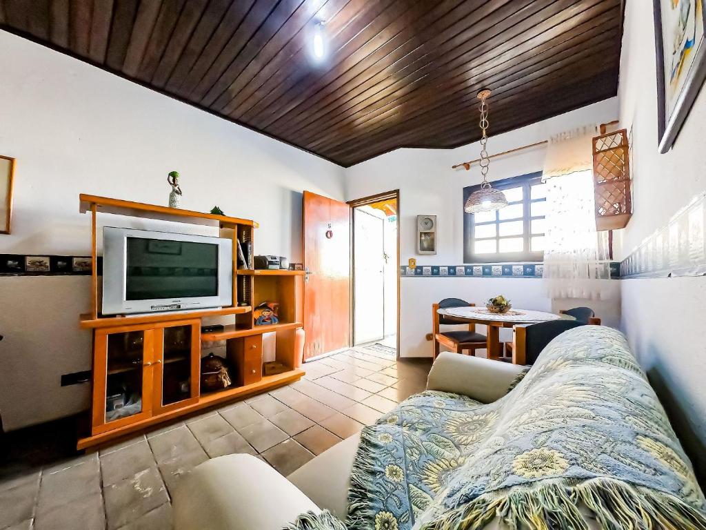 Casa em condomínio fechado no Jardim Britânia em Caraguatatuba