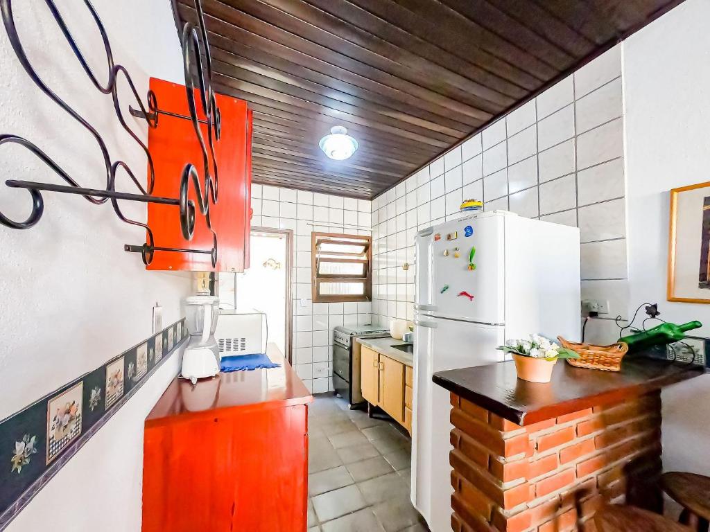  Casa em condomínio fechado no Jardim Britânia em Caraguatatuba