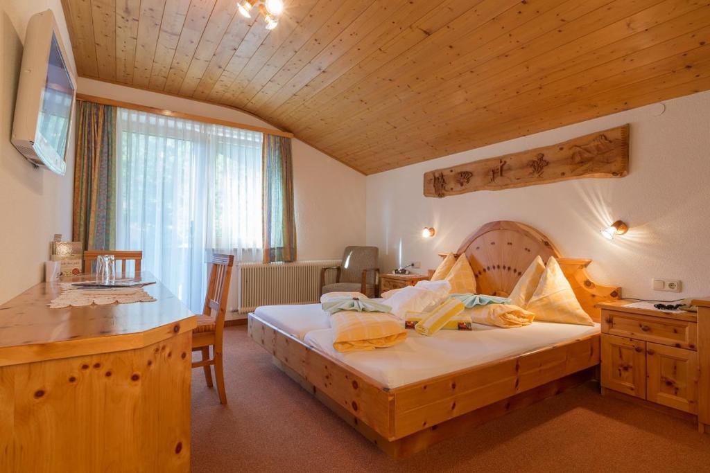 Ένα ή περισσότερα κρεβάτια σε δωμάτιο στο Hotel Sporthof Austria