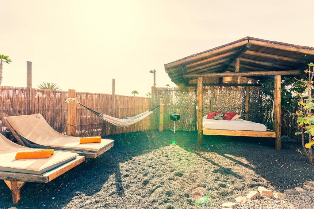 Zdjęcie z galerii obiektu Finca De Arrieta Village - Yurts and Stone Cottages - Shared Pool - Walking distance to Arrieta Beach - Off Grid w mieście Tabayesco