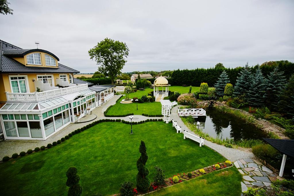 - une vue aérienne sur une maison avec un jardin dans l'établissement Dworek Hetmanski, à Stargard
