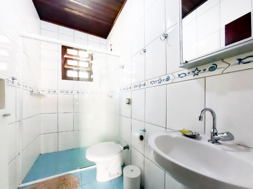  Casa em condomínio fechado no Jardim Britânia em Caraguatatuba