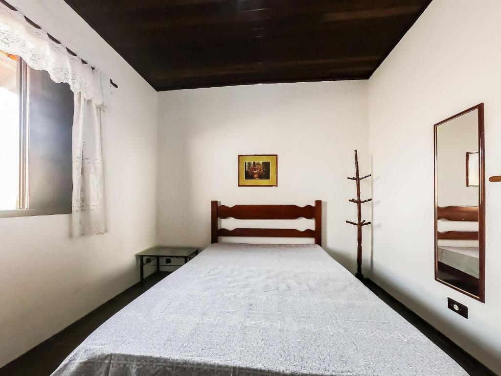  Casa em condomínio fechado no Jardim Britânia em Caraguatatuba