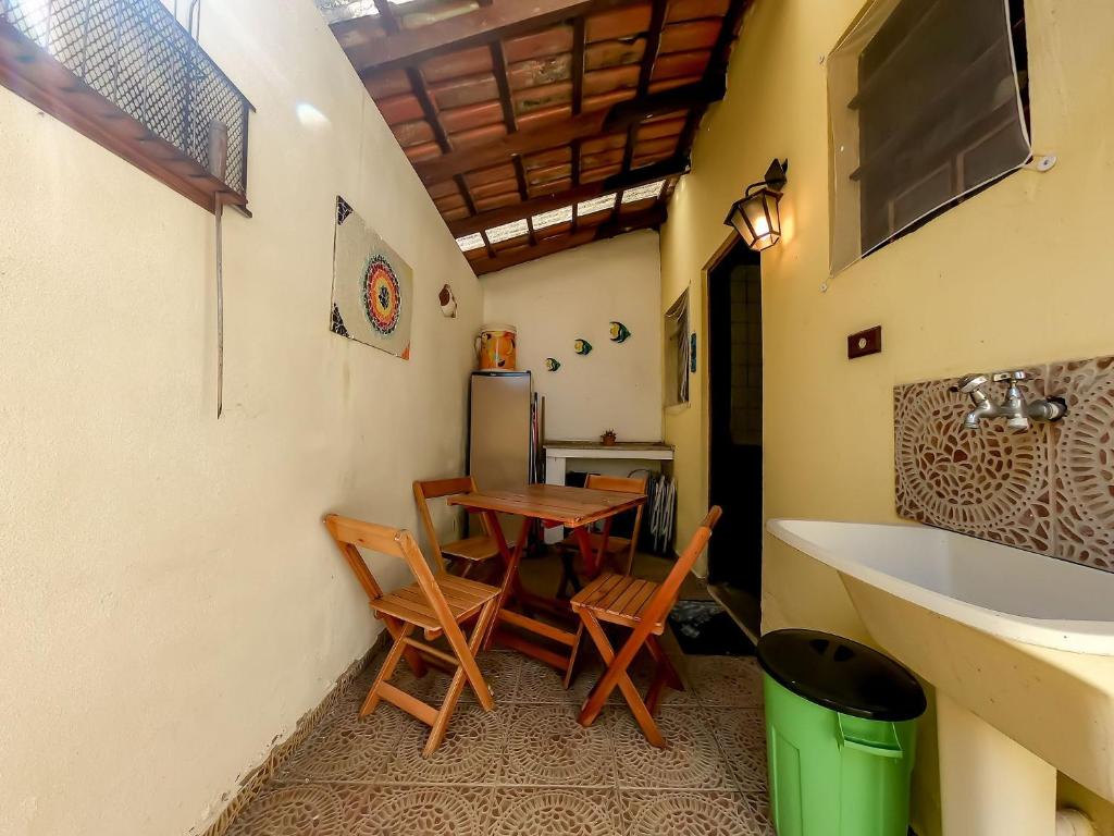  Casa em condomínio fechado no Jardim Britânia em Caraguatatuba