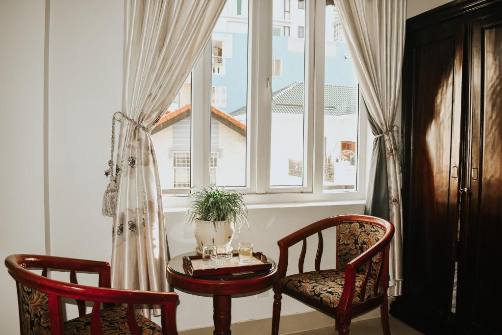 Ban công tại Hue Harmony Hotel mang đến khoảng không gian thoáng để du khách ngồi thư giãn, uống cà phê và ngắm nhịp sống khu vực trung tâm Huế trong thời gian lưu trú.