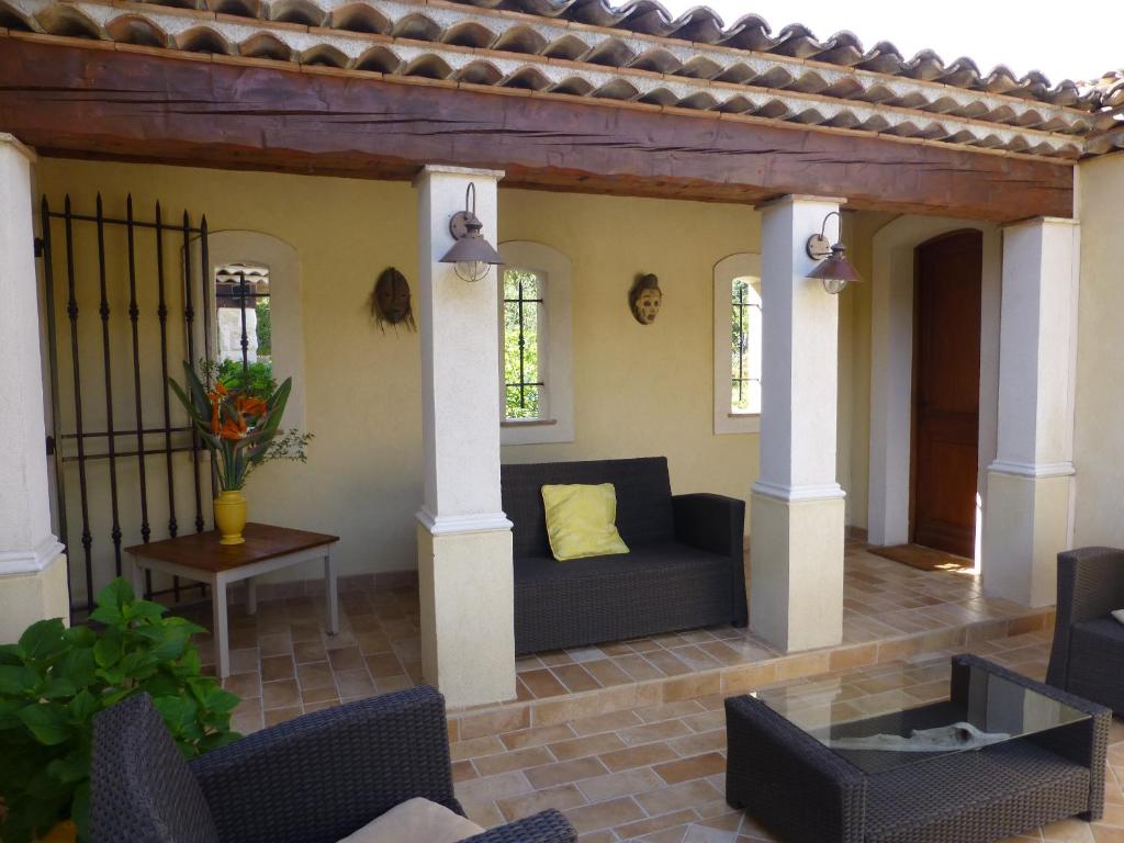 Posezení v ubytování Chambre d'hôtes "La Bastide des Eucalyptus"