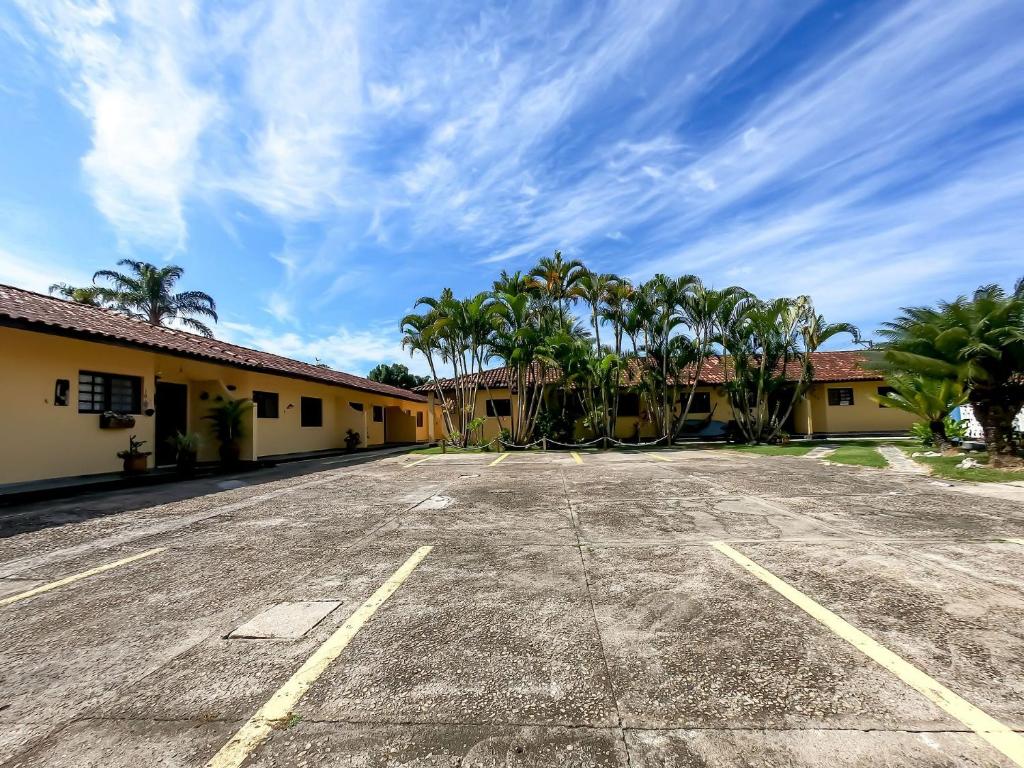  Casa em condomínio fechado no Jardim Britânia em Caraguatatuba