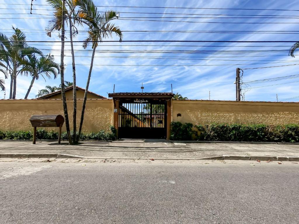  Casa em condomínio fechado no Jardim Britânia em Caraguatatuba