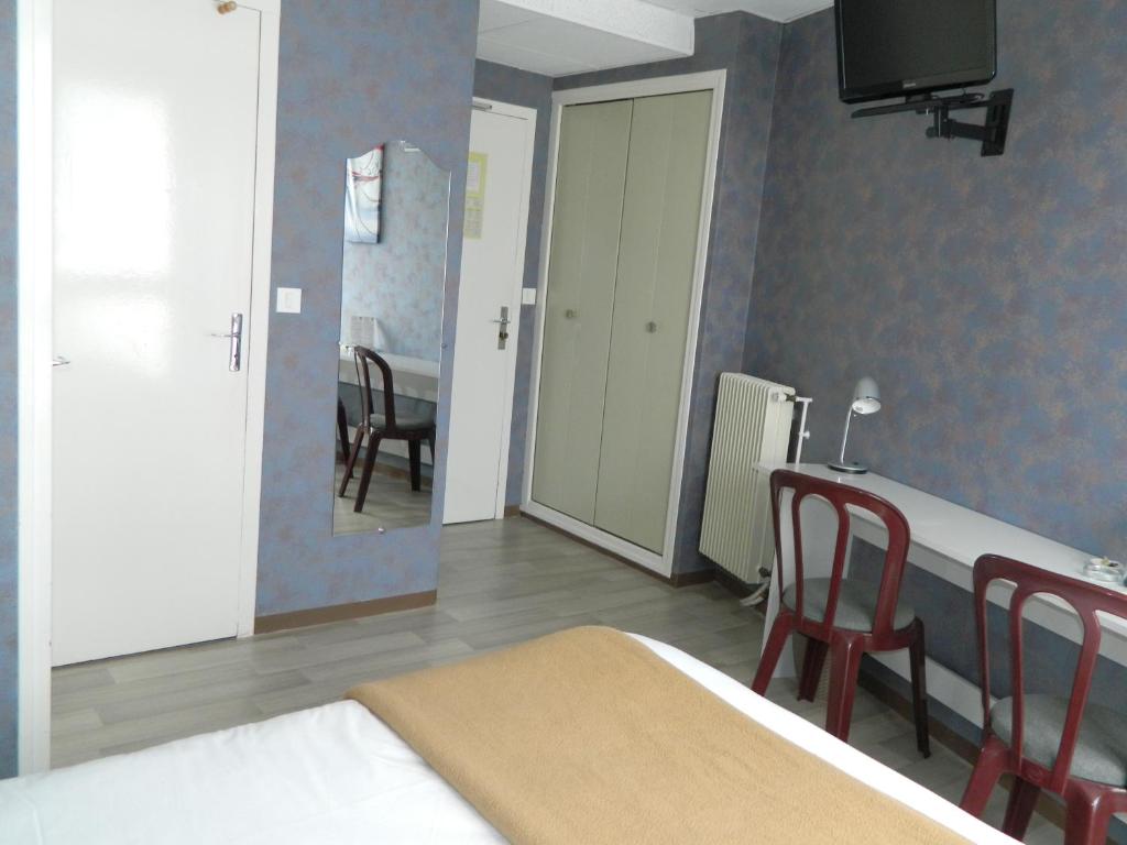 TV a/nebo společenská místnost v ubytování Logis Hôtel L'Elancèze
