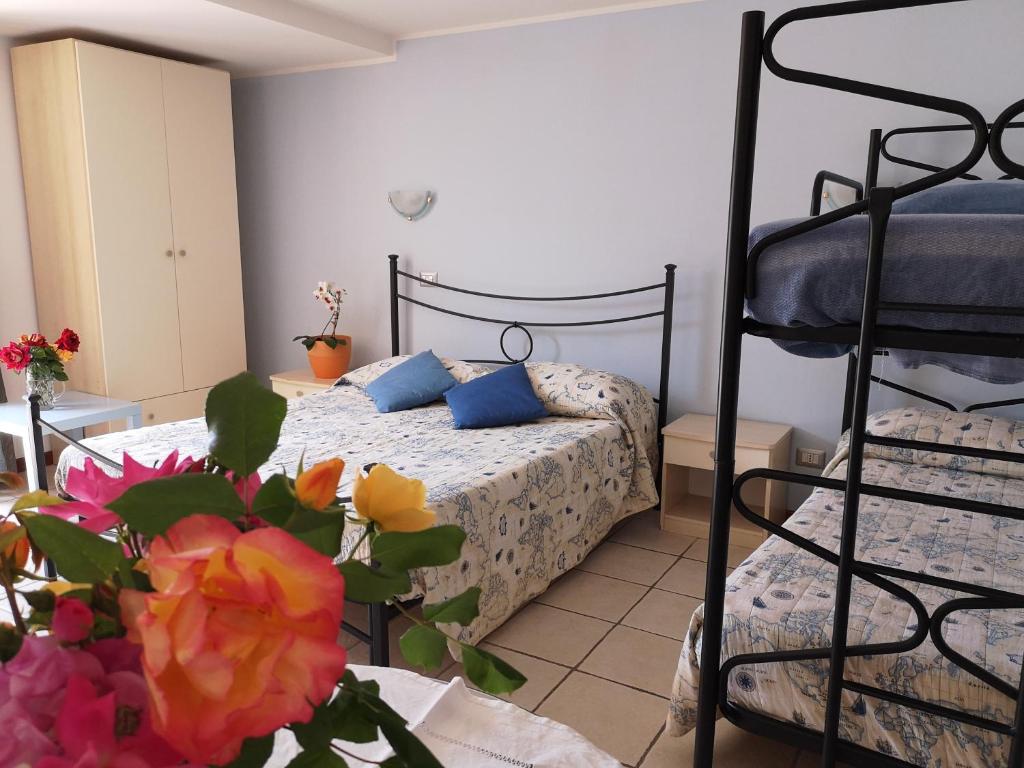 Postel nebo postele na pokoji v ubytování A Due Passi Dal Mare B&B