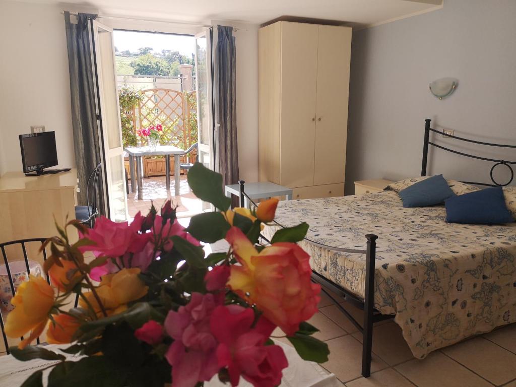 Postel nebo postele na pokoji v ubytování A Due Passi Dal Mare B&B