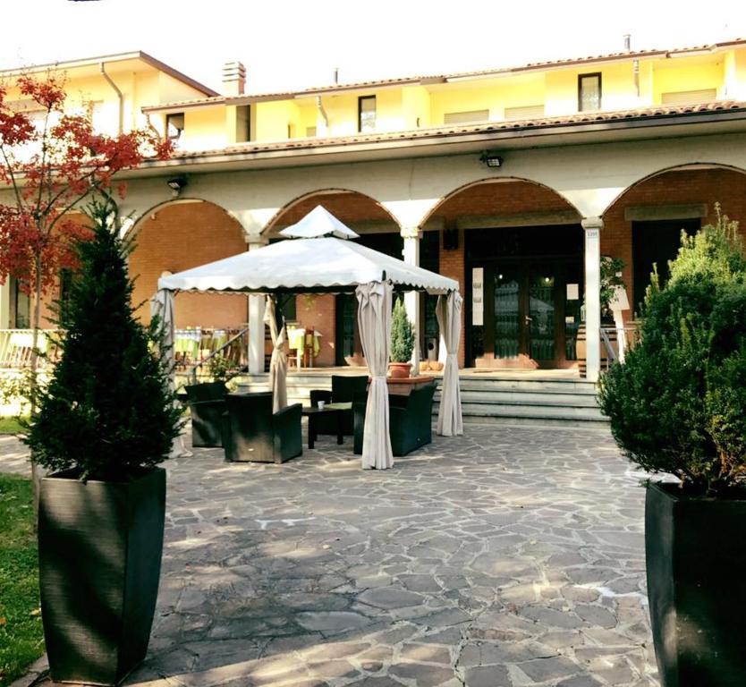 Tenda bianca di fronte a un edificio di Hotel Ristorante Gallo D'Oro a Vignola