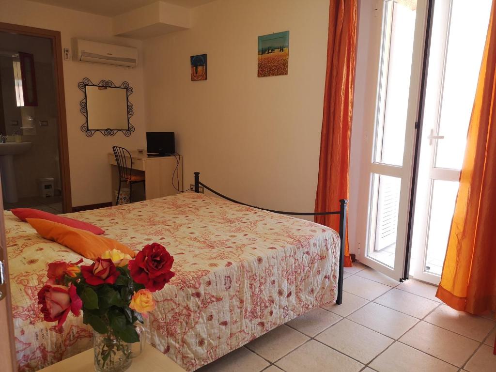 Postel nebo postele na pokoji v ubytování A Due Passi Dal Mare B&B