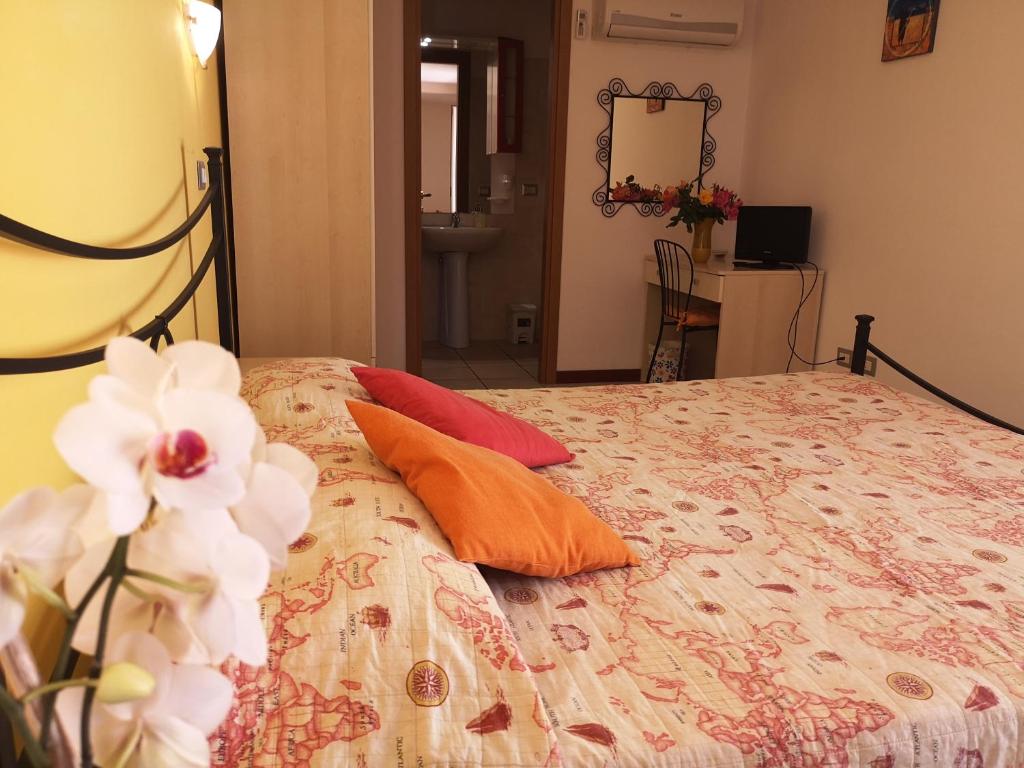 Postel nebo postele na pokoji v ubytování A Due Passi Dal Mare B&B