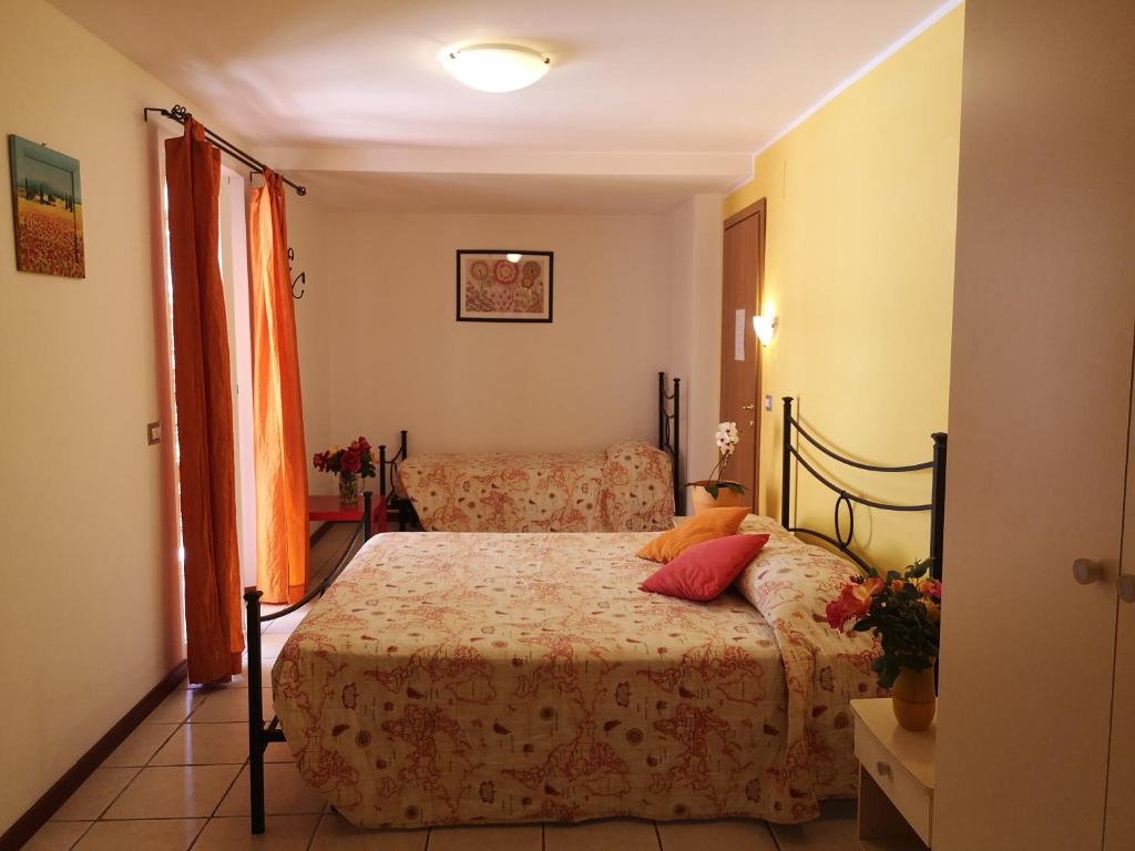 Postel nebo postele na pokoji v ubytování A Due Passi Dal Mare B&B