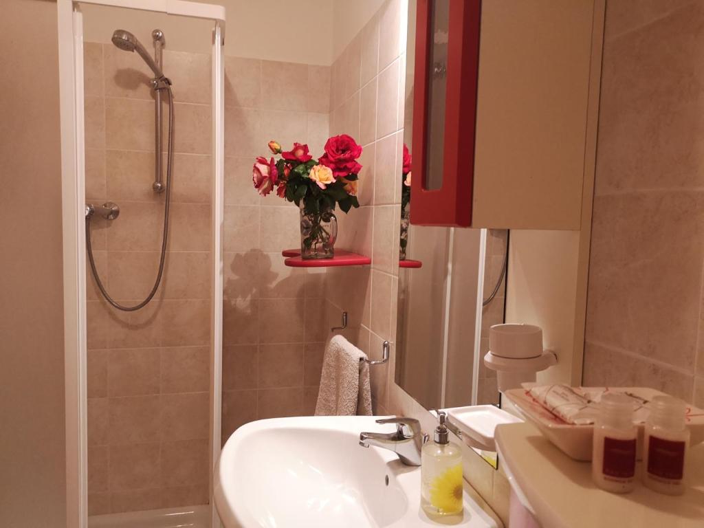 Koupelna v ubytování A Due Passi Dal Mare B&B