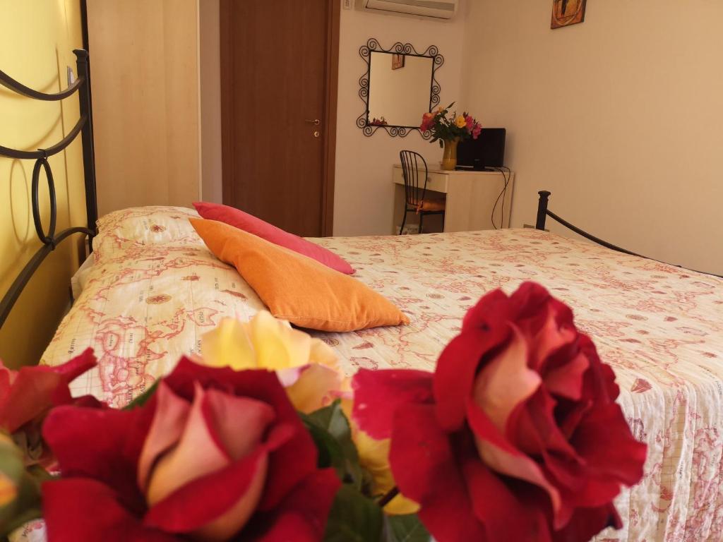 Postel nebo postele na pokoji v ubytování A Due Passi Dal Mare B&B