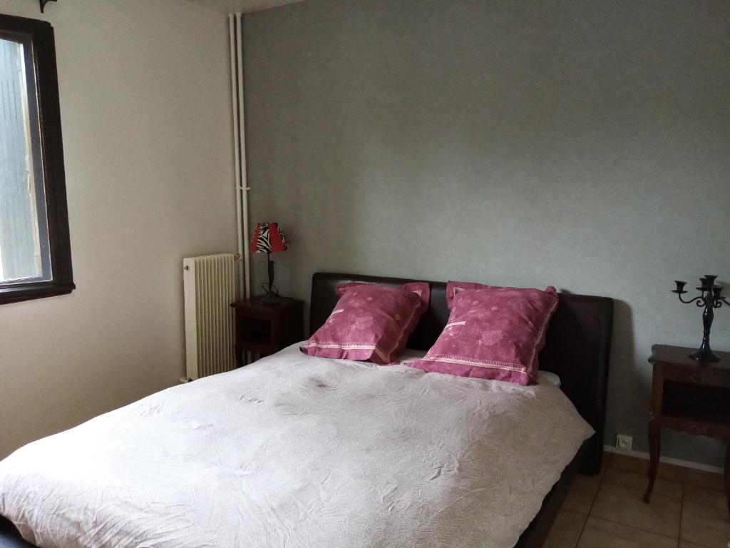 - une chambre avec un lit et 2 oreillers roses dans l'établissement Chambre double Rosalie en colocation, à Montpellier