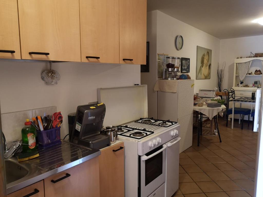 Kuchyň nebo kuchyňský kout v ubytování A Due Passi Dal Mare B&B
