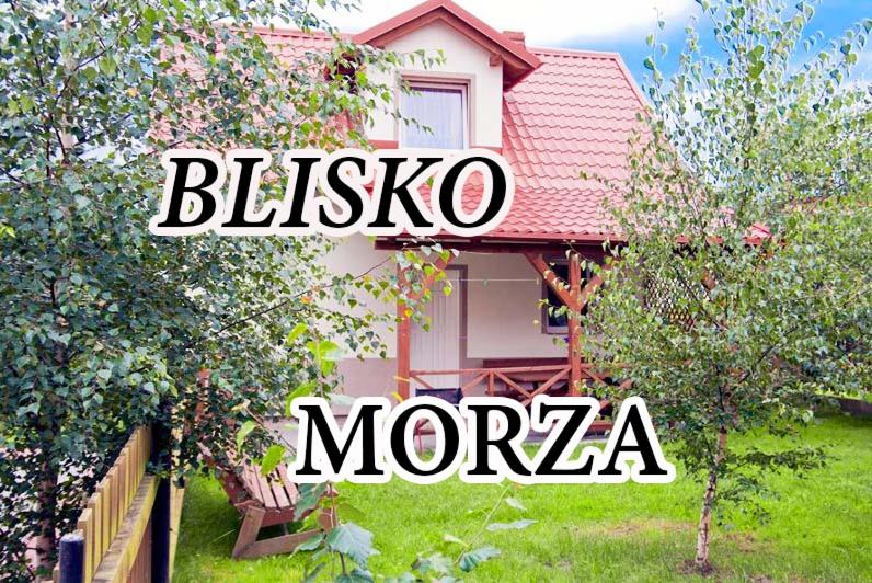 dom z napisem "Bixko mora" w obiekcie DOMKI I POKOJE -BLISKO MORZA - U Beaty - CHŁAPOWO, Władysławowo we Władysławowie