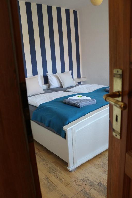 Ein Bett oder Betten in einem Zimmer der Unterkunft Altstadtcafé und Pension