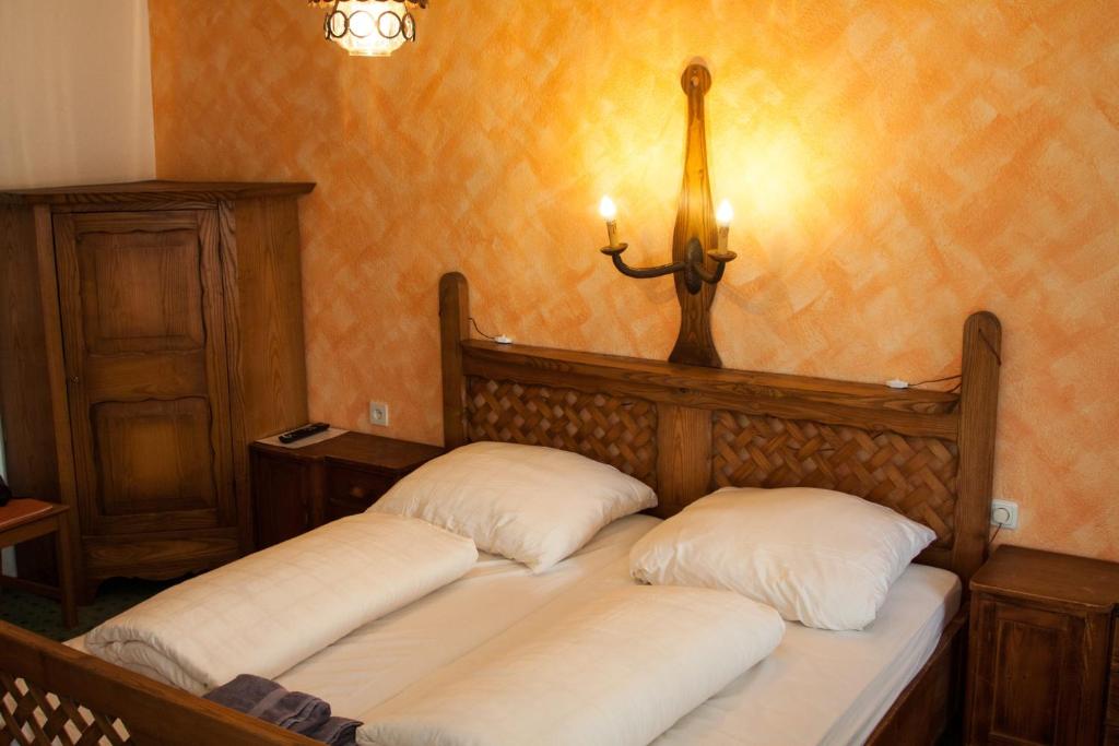 Dreis-Brück的住宿－Harmony beim Holzschnitzer，客房内的两张床和白色枕头