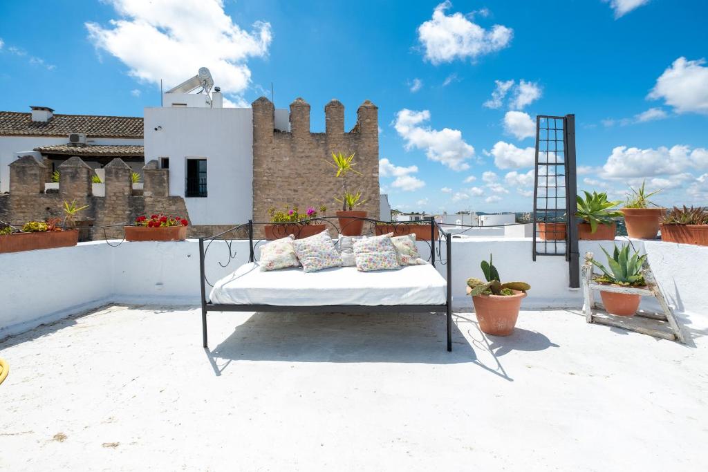 a bed on the roof of a house at La Casa del Agua in Vejer de la Frontera