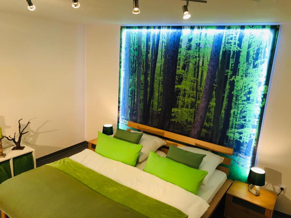 Tempat tidur dalam kamar di Limes Apartment -übernachten am Limes-