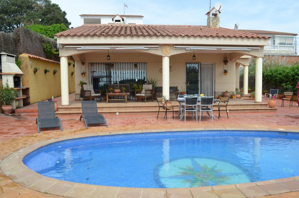 Bazén v ubytovaní Villa Brava 9 personas Lloret de mar alebo v jeho blízkosti