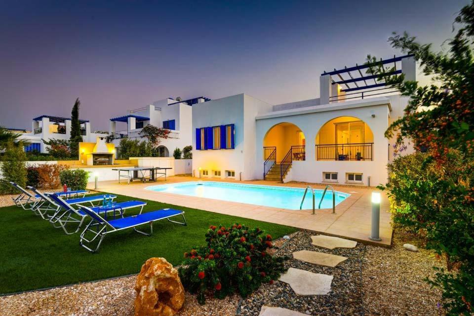 Swimmingpoolen hos eller tæt på Latchi Beachfront Villa