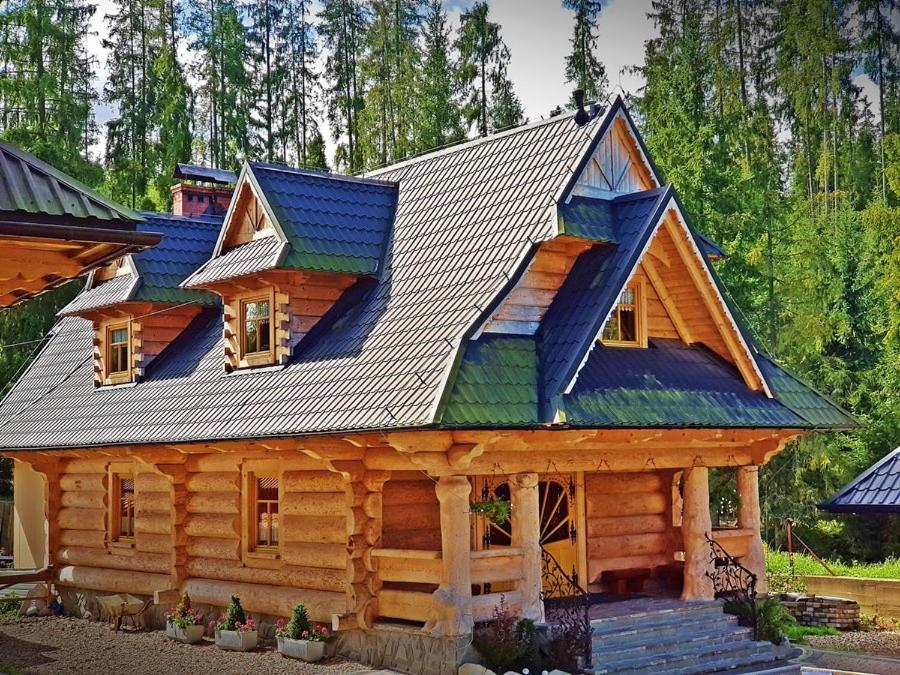 Cabaña de madera con techo azul en Szałas Pasternik en Ciche Małe