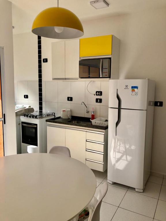  APARTAMENTO COM VISTA PARA PISCINA E CHURRASQUEIRA