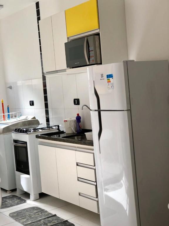  APARTAMENTO COM VISTA PARA PISCINA E CHURRASQUEIRA