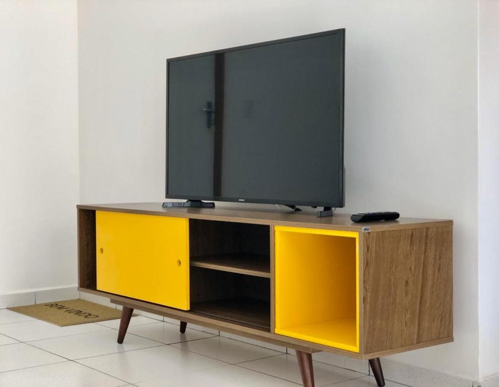  APARTAMENTO COM VISTA PARA PISCINA E CHURRASQUEIRA