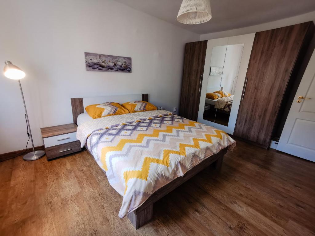 Una cama o camas en una habitación de Apartment 48 Resita - self check in