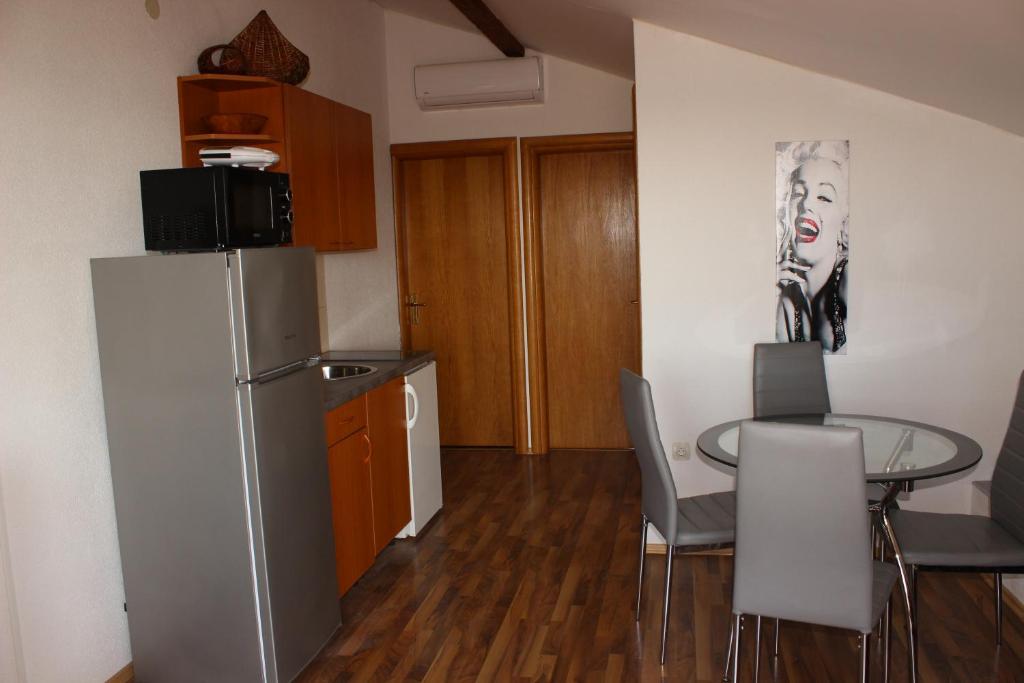 Kuchyňa alebo kuchynka v ubytovaní Apartments Villa Arta