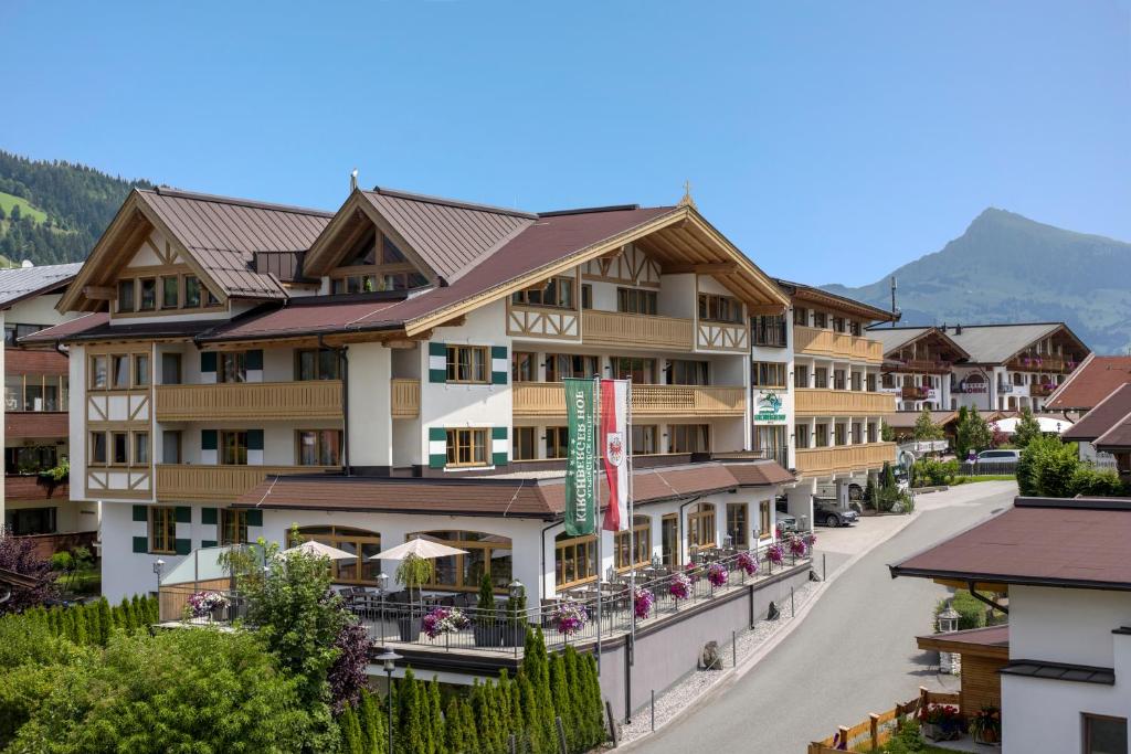 ariale Aussicht auf ein Hotel in den Bergen in der Unterkunft Alpen Glück Hotel Kirchberger Hof in Kirchberg in Tirol