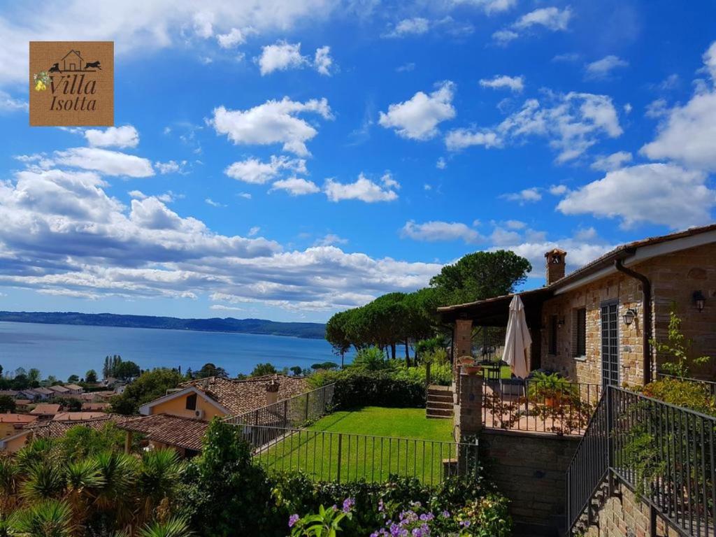 een huis met uitzicht op het water bij Villa Isotta in Trevignano Romano