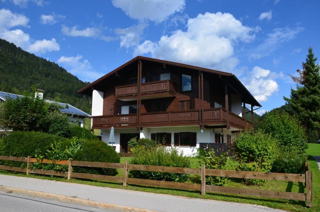 uma casa ao lado de uma estrada em Apartment Moore em Reit im Winkl