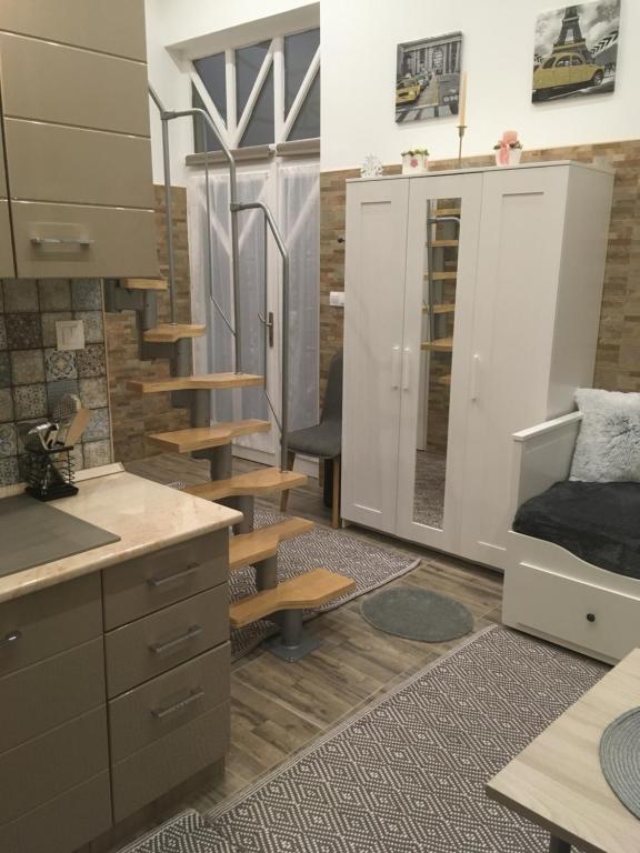 Kuchyňa alebo kuchynka v ubytovaní Móra apartmanház