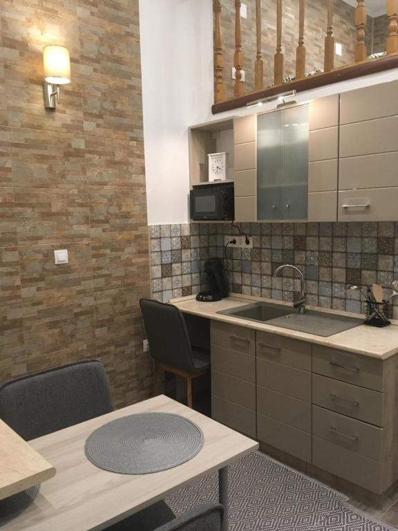 Kuchyňa alebo kuchynka v ubytovaní Móra apartmanház