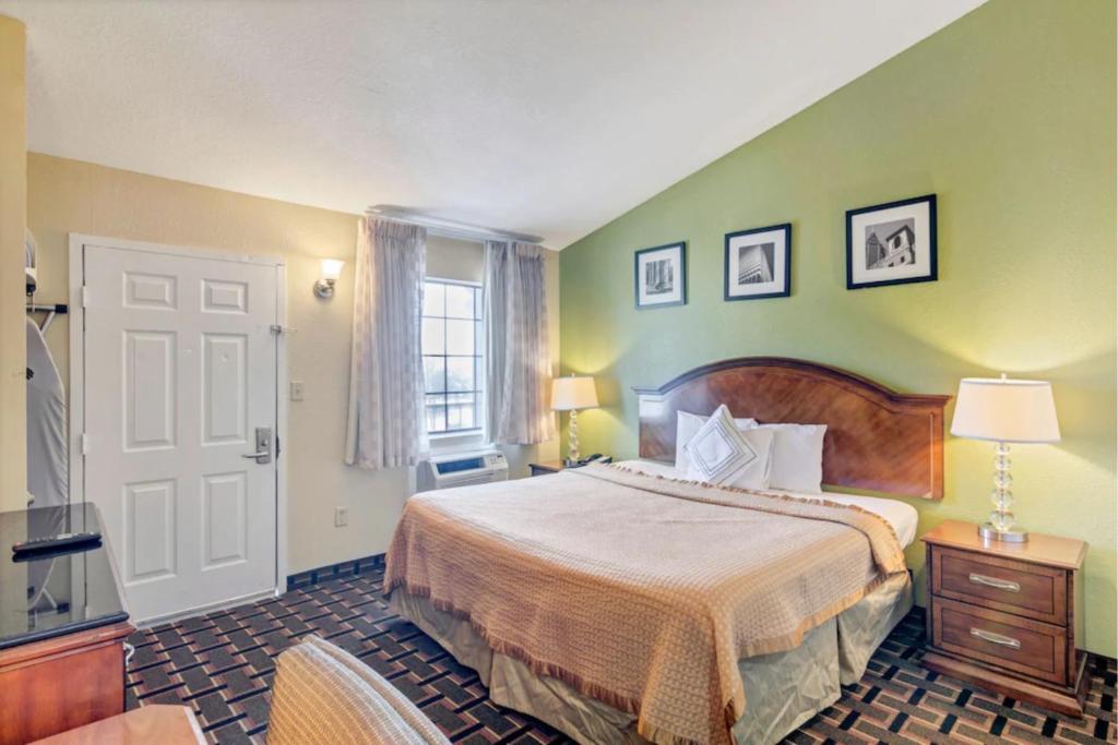 Savannah Garden Hotel tesisinde bir odada yatak veya yataklar