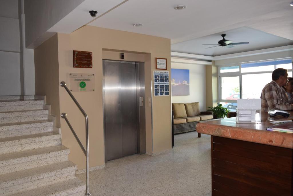Vstupní hala nebo recepce v ubytování Hotel Delfines - a 2 calles del Acuario Veracruz