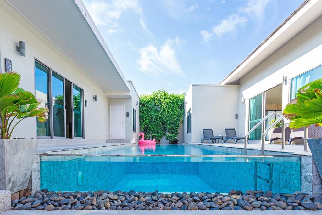 einen Pool im Hinterhof eines Hauses in der Unterkunft Yipmunta Pool Villa - SHA Plus Certified in Strand Bang Tao