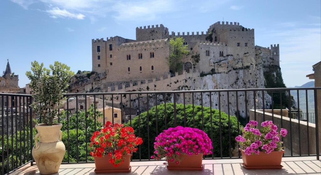 een uitzicht op een kasteel met bloempotten bij Villetta in Centro Storico in Caccamo