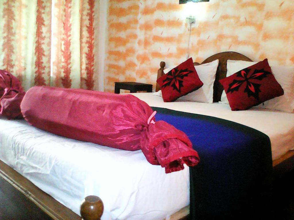 Postel nebo postele na pokoji v ubytování Lotus Inn Tourist Resort