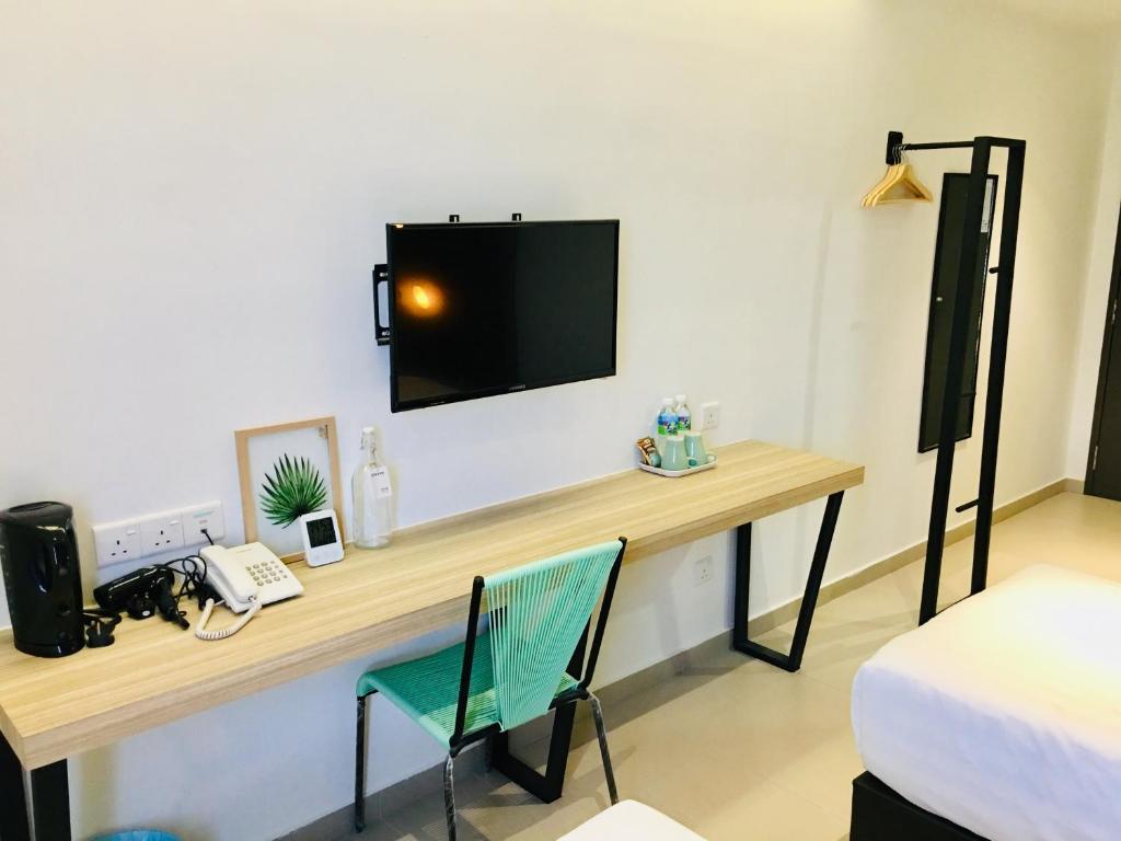 TV a/nebo společenská místnost v ubytování Enclave Business Hotel