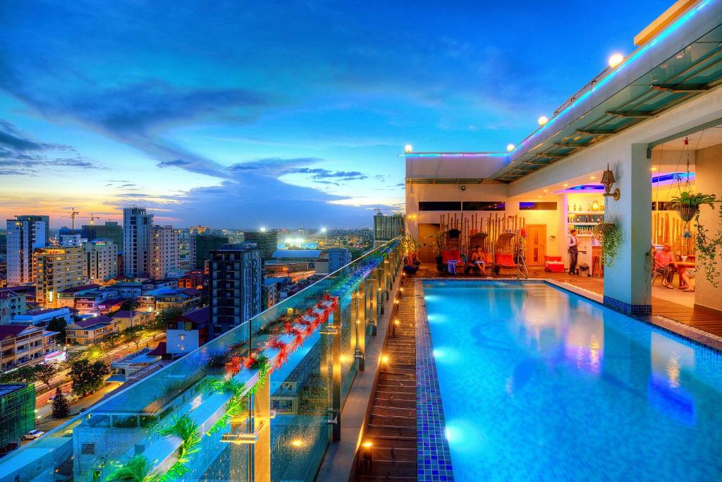 Bazén v ubytování Orussey One Hotel & Apartment nebo v jeho okolí