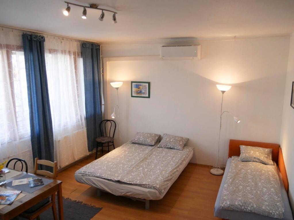Posteľ alebo postele v izbe v ubytovaní CasaLara-Cozy Nest Near Buda Castle